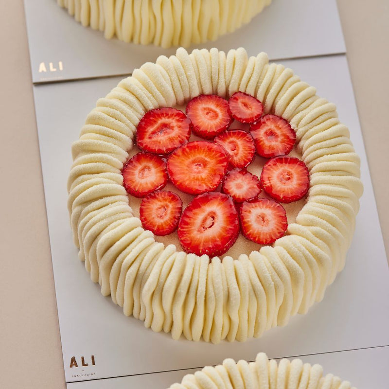 ALI Šokoladinė Baltojo šokolado ir braškių tortas