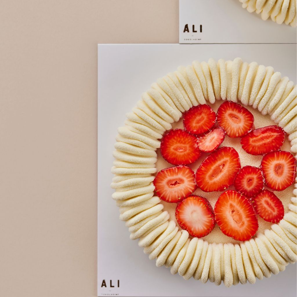 ALI Šokoladinė Baltojo šokolado ir braškių tortas