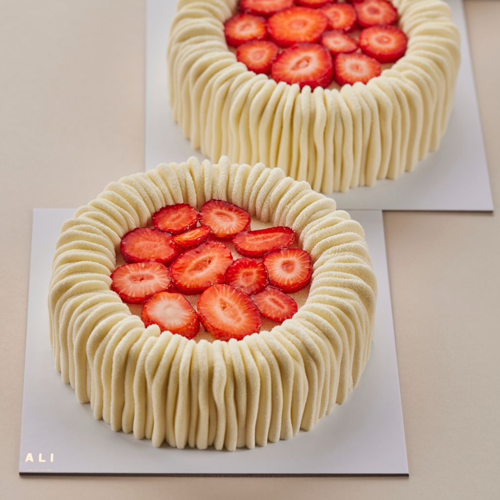 ALI Šokoladinė Baltojo šokolado ir braškių tortas