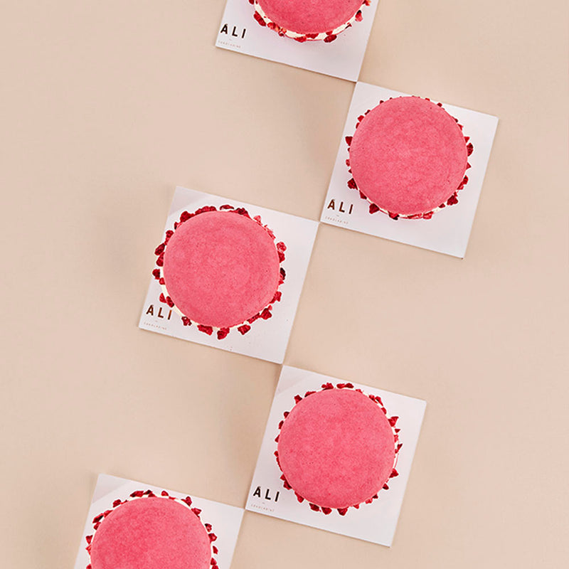 Macaron desertas su aviečių džemu ALI Šokoladinė