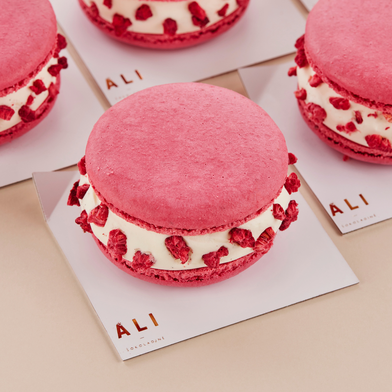 Macaron desertas su aviečių džemu